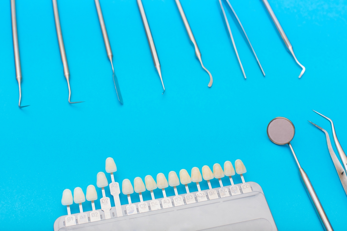 Porcelain veneer shade guide with dental instruments
